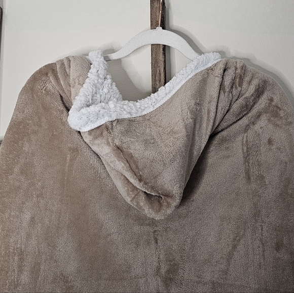 ⭐️40% Off⭐️ Socialite Hooded Sherpa Throw Poncho - Picture 5 of 14